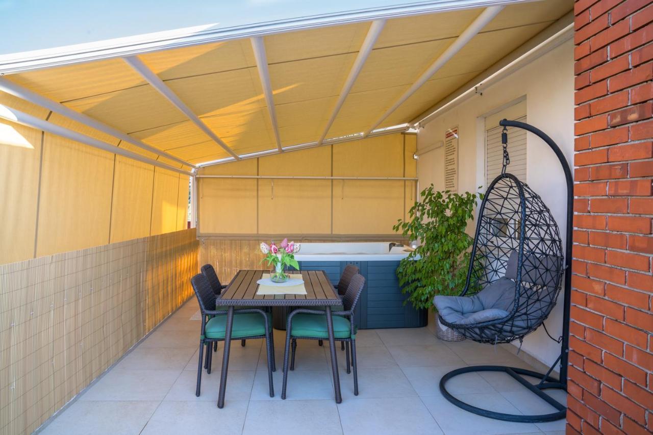 Apartment Paula With Private Jacuzzi And Parking- Near The Beach Zadar Bagian luar foto