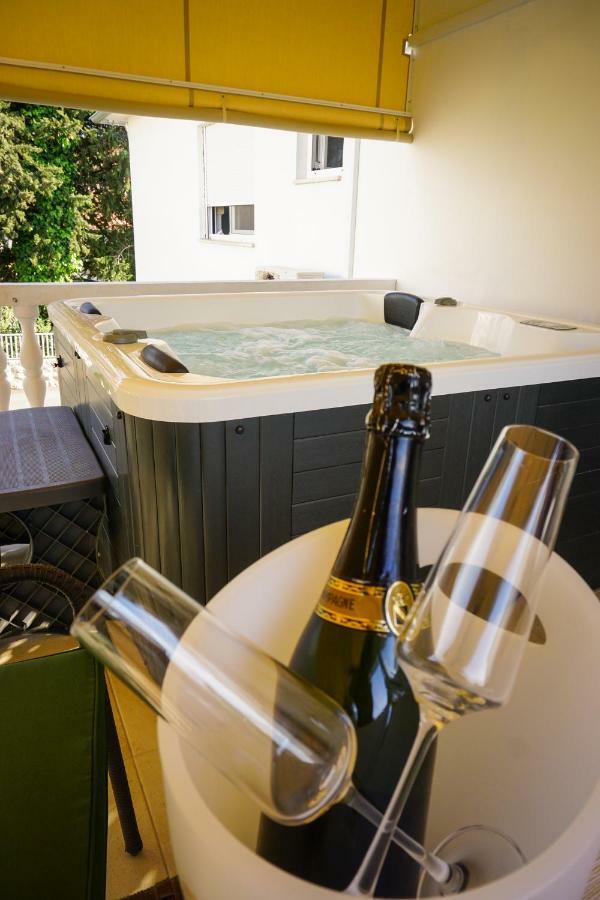 Apartment Paula With Private Jacuzzi And Parking- Near The Beach Zadar Bagian luar foto