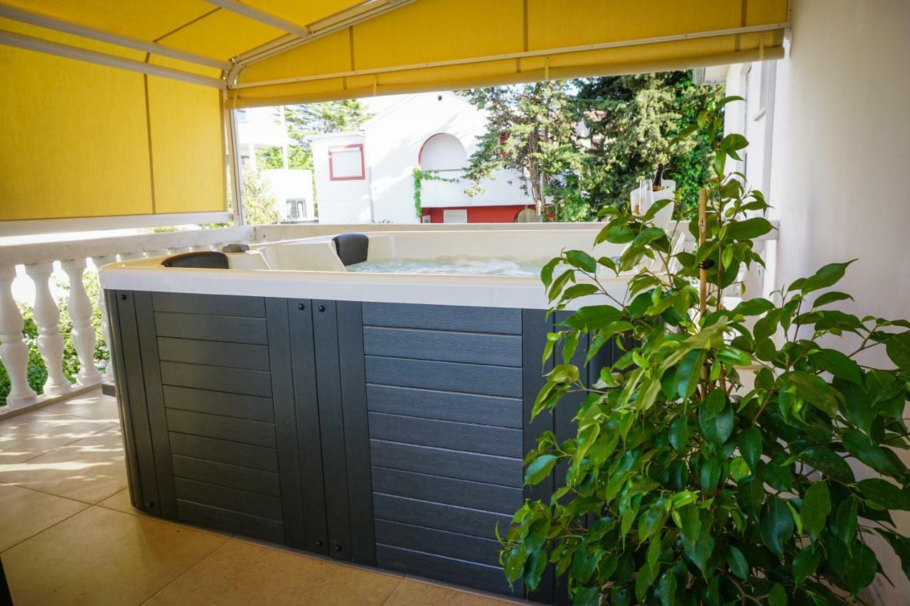Apartment Paula With Private Jacuzzi And Parking- Near The Beach Zadar Bagian luar foto