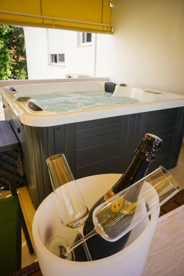 Apartment Paula With Private Jacuzzi And Parking- Near The Beach Zadar Bagian luar foto