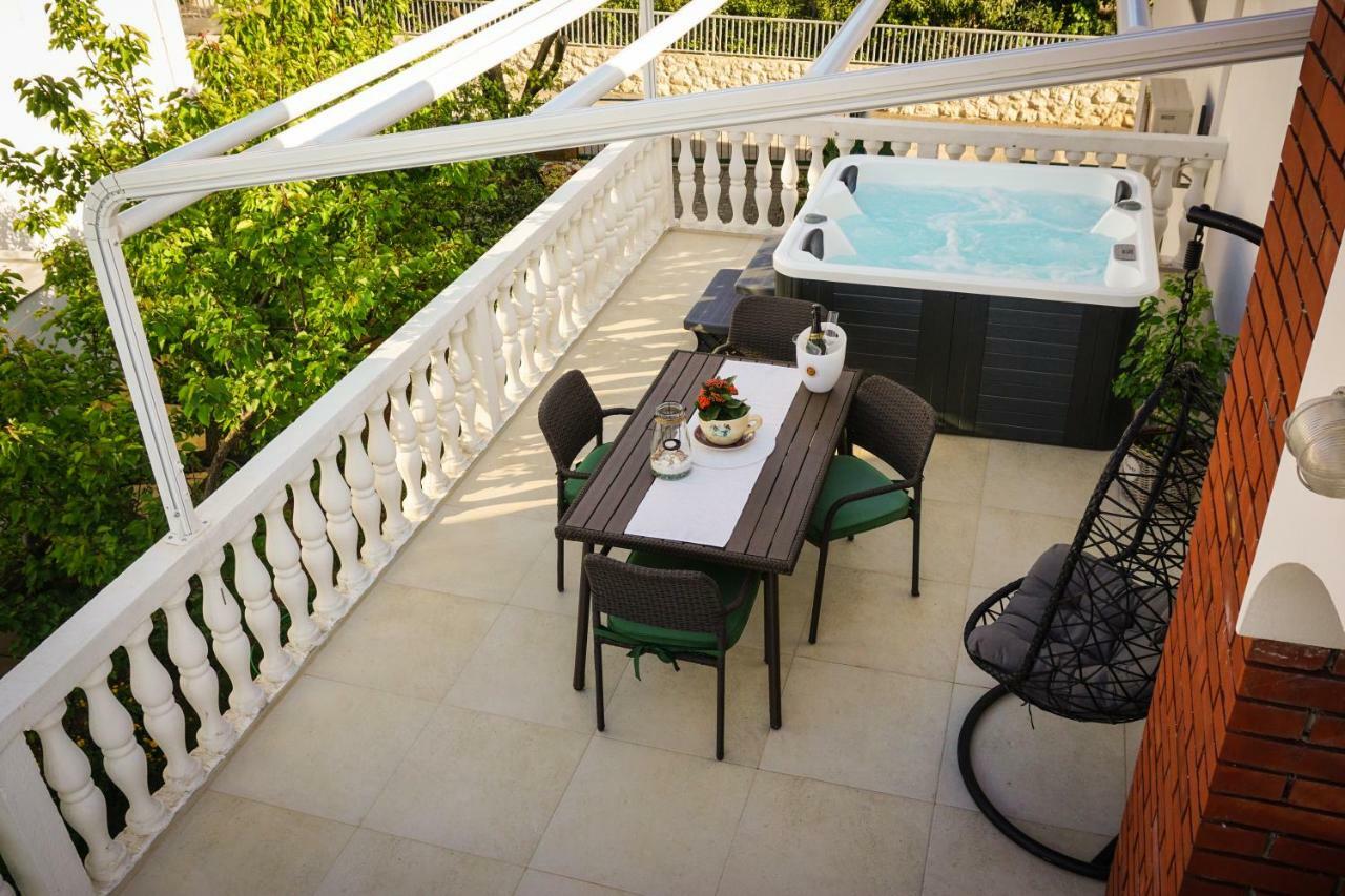Apartment Paula With Private Jacuzzi And Parking- Near The Beach Zadar Bagian luar foto