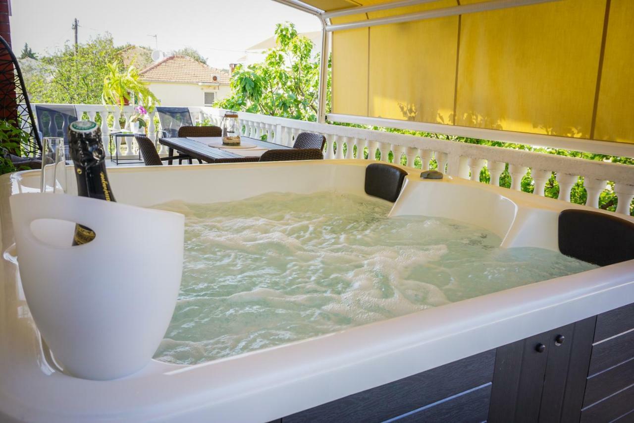 Apartment Paula With Private Jacuzzi And Parking- Near The Beach Zadar Bagian luar foto