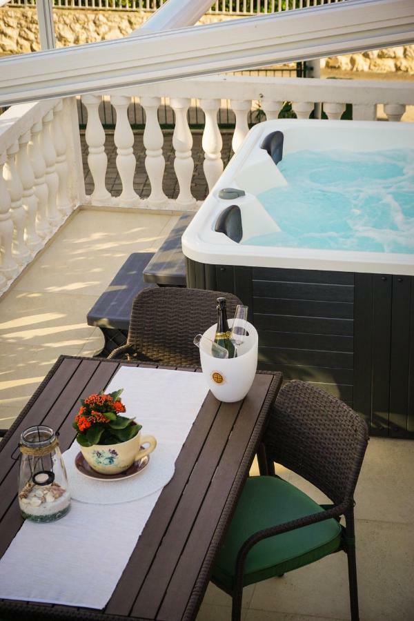 Apartment Paula With Private Jacuzzi And Parking- Near The Beach Zadar Bagian luar foto