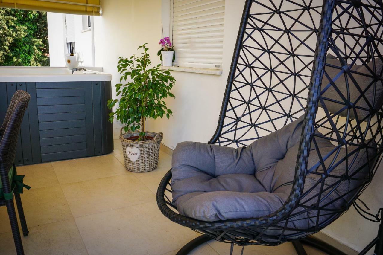 Apartment Paula With Private Jacuzzi And Parking- Near The Beach Zadar Bagian luar foto