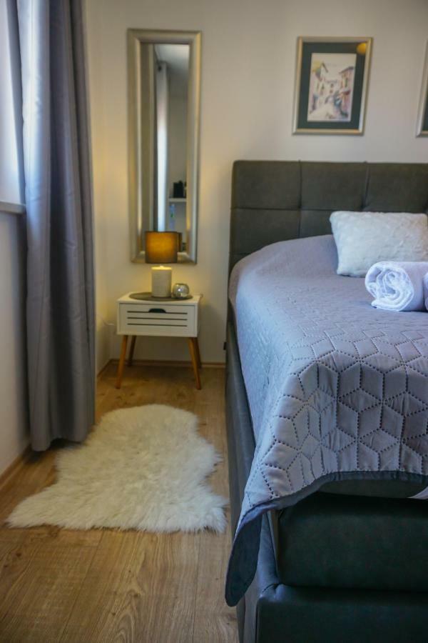 Apartment Paula With Private Jacuzzi And Parking- Near The Beach Zadar Bagian luar foto